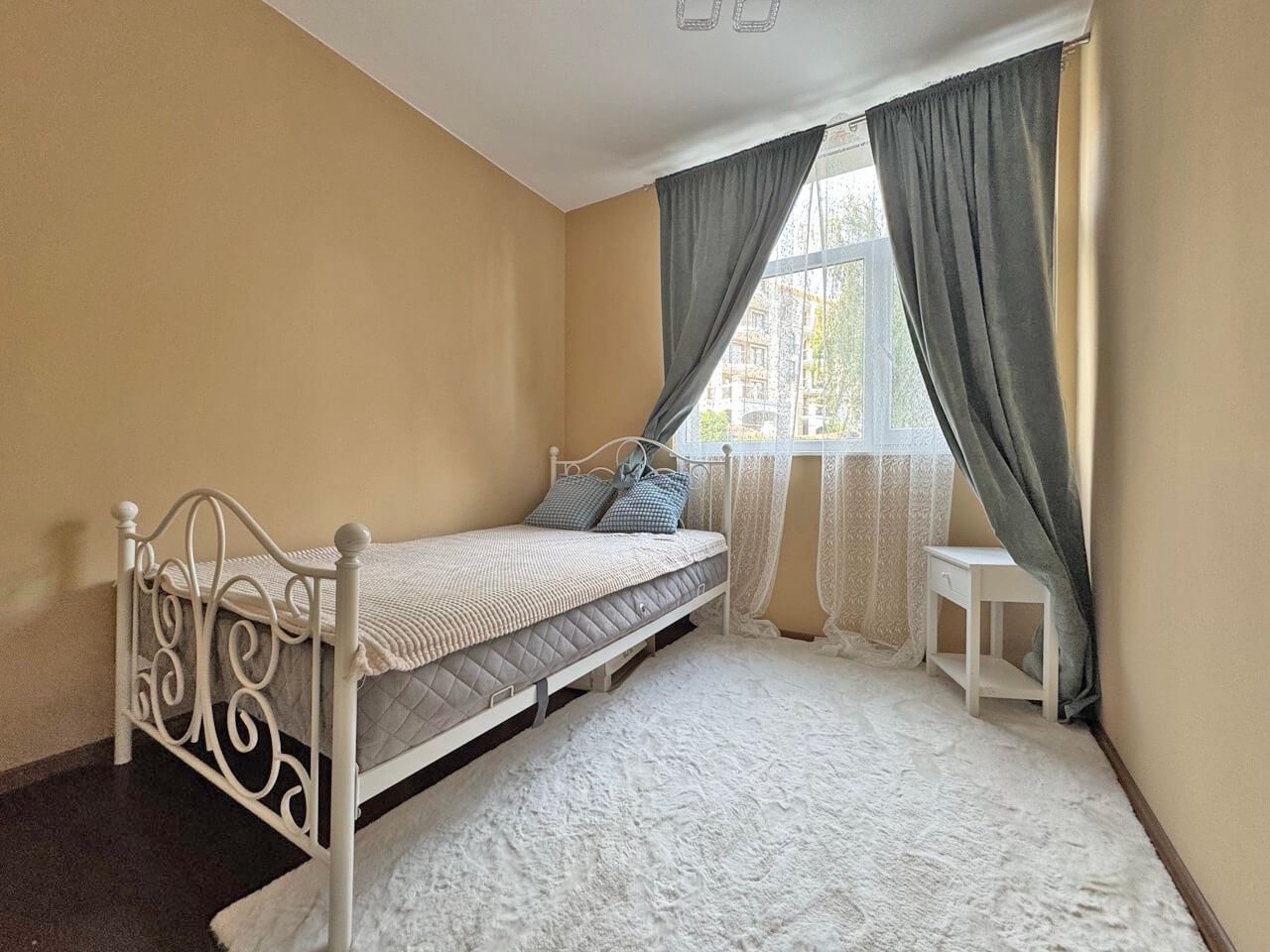 Geräumige Drei-Zimmer-Wohnung mit Poolblick in Sonnenstrand