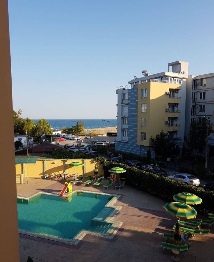 Geräumige Drei-Zimmer-Wohnung in Nessebar mit niedriger Jahresgebühr und kostenlosem Parkplatz