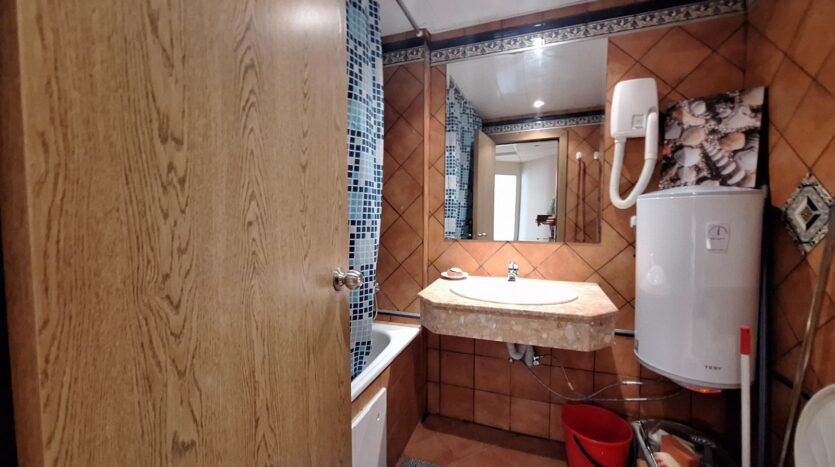 Zwei-Zimmer-Wohnung in erster Linie in Elenite mit Meerblick und ausgezeichnetem Investitionspotenzial