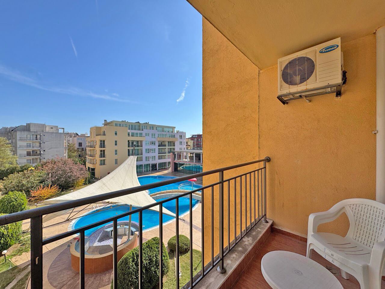 Möblierte 2-Zimmer-Wohnung mit schönem Blick auf den Pool in Sonnenstrand