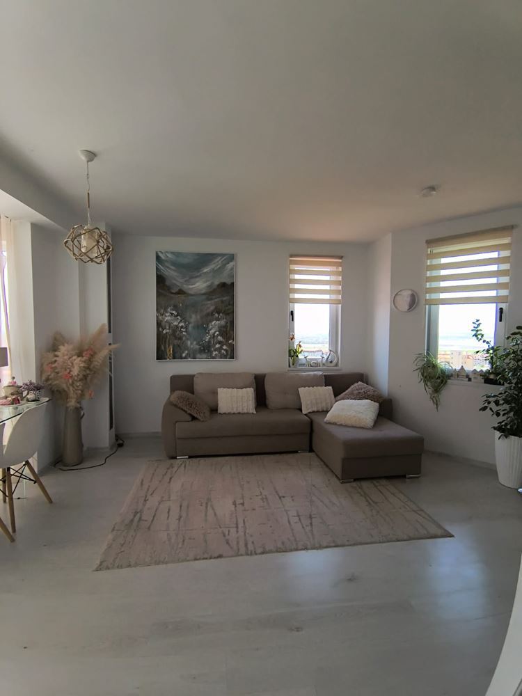 Renovierte Zwei-Schlafzimmer-Wohnung mit Panoramablick in einer modernen Anlage nahe Sonnenstrand