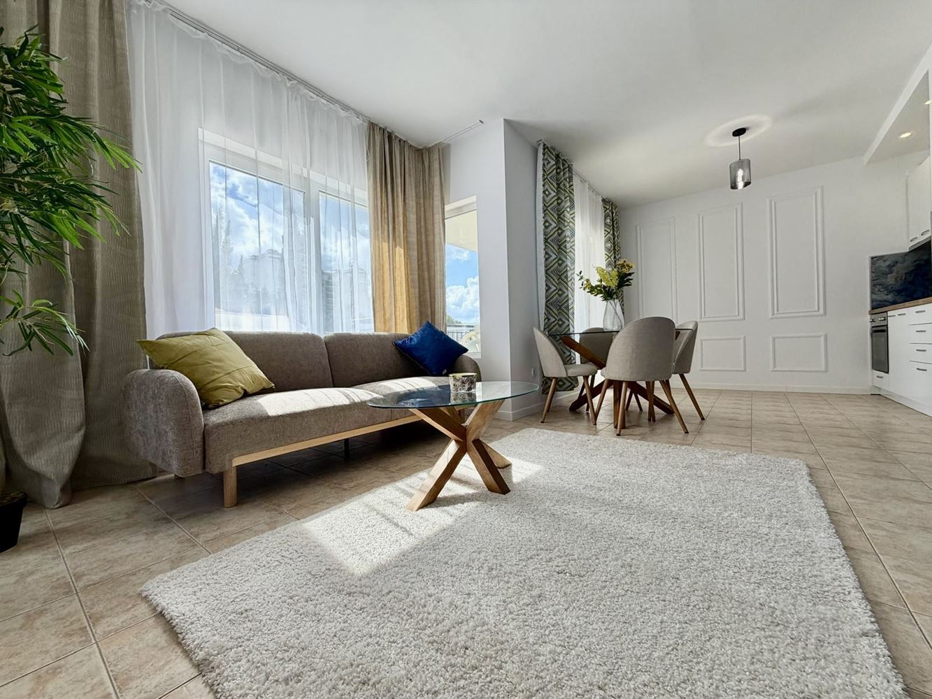 Stilvolle, modern möblierte Zweizimmerwohnung mit einem Schlafzimmer und Blick auf den Pool in Sveti Vlas