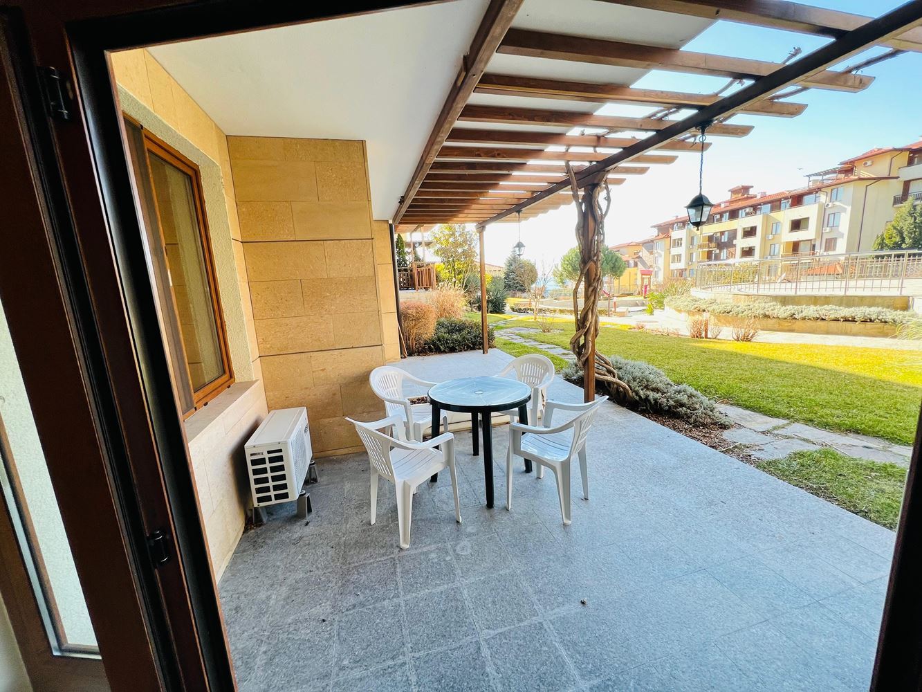 Geräumige Wohnung mit zwei Schlafzimmern und Meerblick in einem luxuriösen Komplex in erster Meereslinie in Sveti Vlas