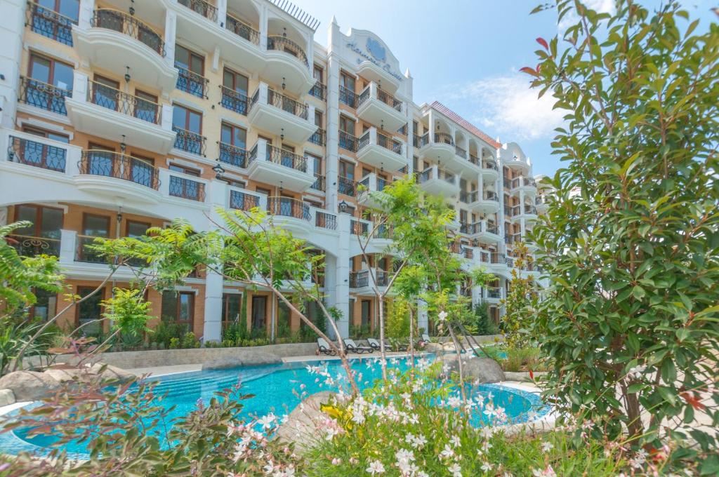 2-Zimmer-Wohnung mit Blick auf den Park und den Swimmingpool in einer prestigeträchtigen Wohnanlage am Sonnenstrand