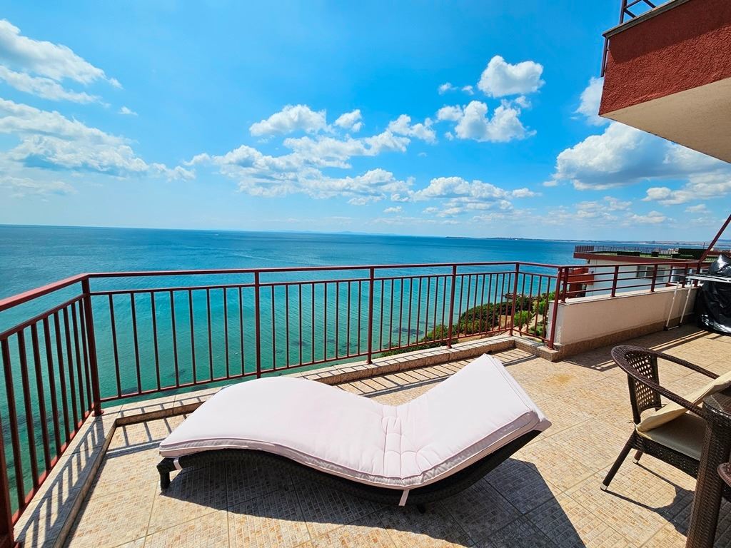 Luxuriöses Panoramaapartment in erster Meereslinie mit zwei Schlafzimmern und einer riesigen Terrasse