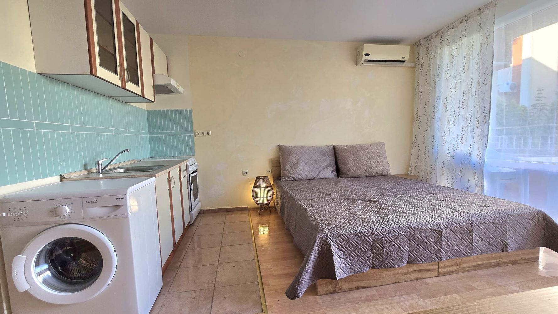Helles Studio mit Poolblick in einer modernen Wohnanlage in Sonnenstrand