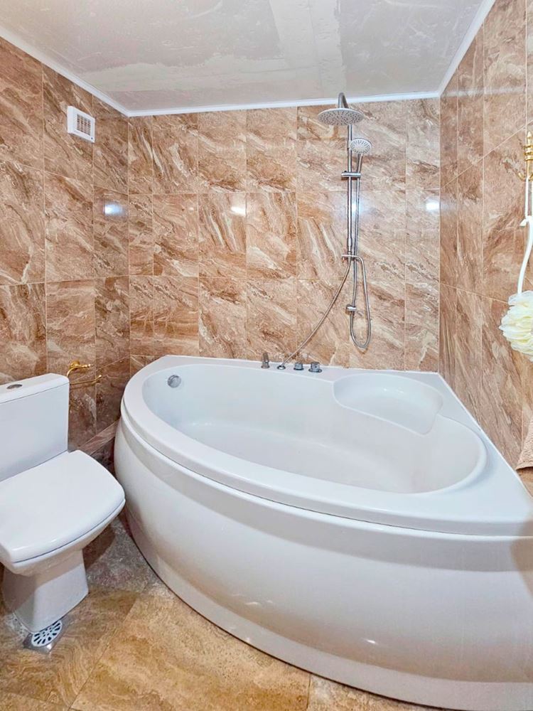 Luxuriöse Drei-Zimmer-Wohnung mit Meerblick in erster Linie in Ravda – 114 m², zwei Terrassen und maximaler Komfort