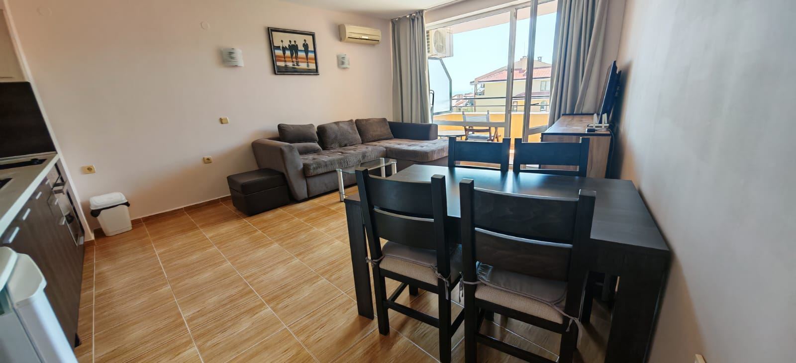 Drei-Zimmer-Wohnung 200 m vom Meer entfernt in Sveti Vlas mit zwei Terrassen und teilweise Meerblick