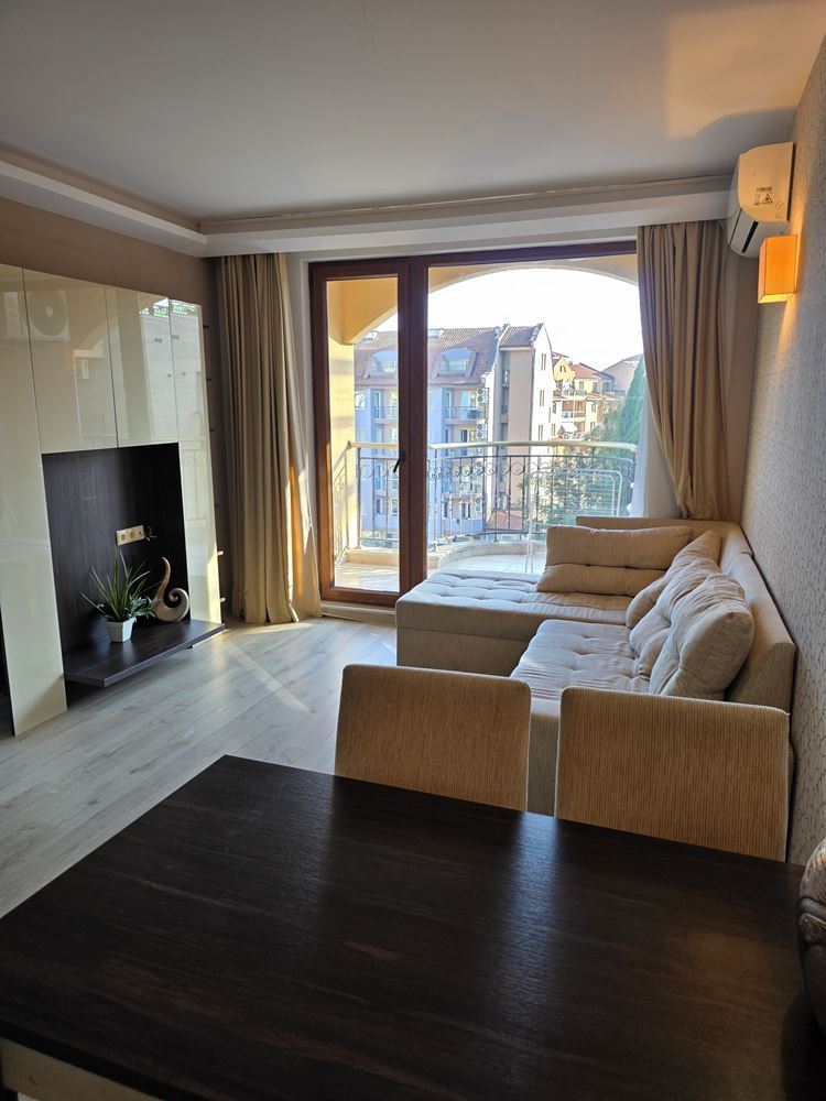 Herrliche Wohnung mit einem Schlafzimmer in einer Anlage in Sonnenstrand – Blick auf den Pool; Stil und Komfort
