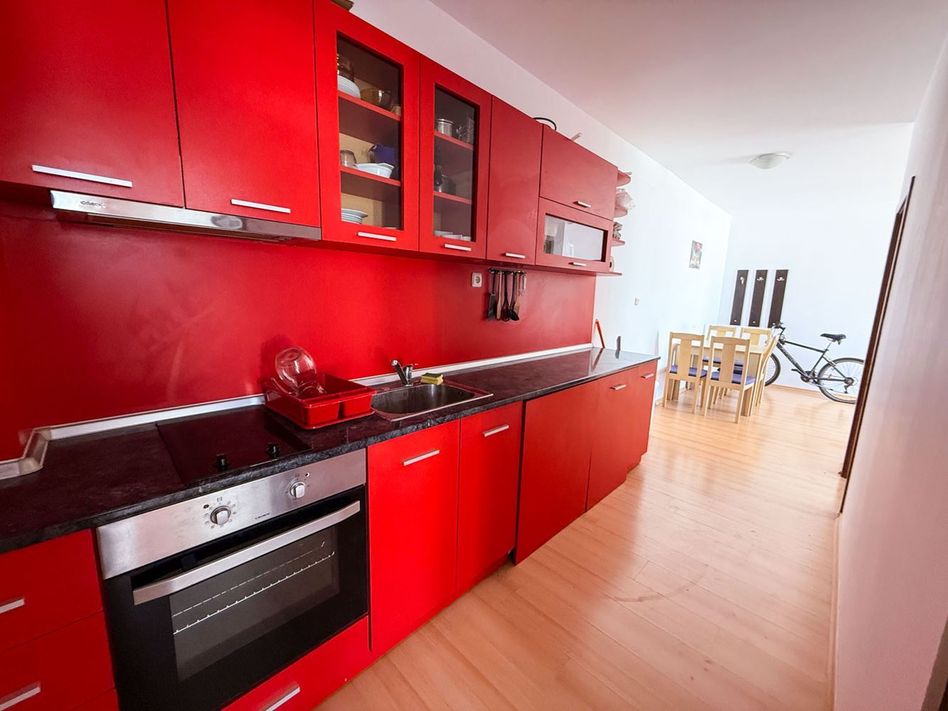 3-Zimmer-Wohnung mit Poolblick in einem gepflegten Komplex nahe Sonnenstrand
