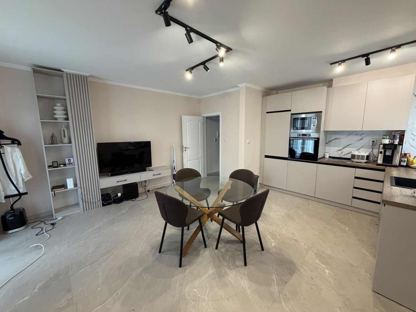 Luxuriöses Apartment mit zwei Schlafzimmern in einer neuen Wohnanlage nahe Sonnenstrand – Komfort, Sicherheit und hervorragende Investition