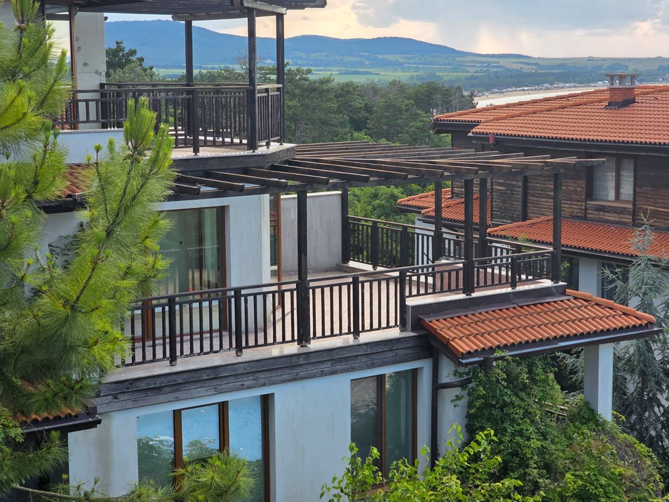 Geräumiges Apartment mit zwei Schlafzimmern und Meerblick in einer Anlage bei Sozopol – Komfort, Natur und Ruhe vereint
