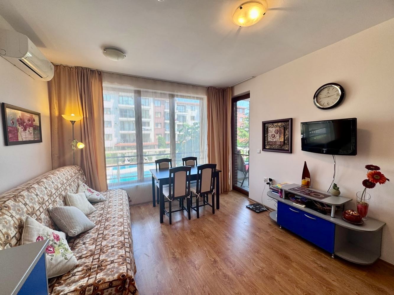 Komfortable 2-Zimmer-Wohnung mit großzügiger Terrasse und Poolblick in einer luxuriösen Anlage in Nessebar