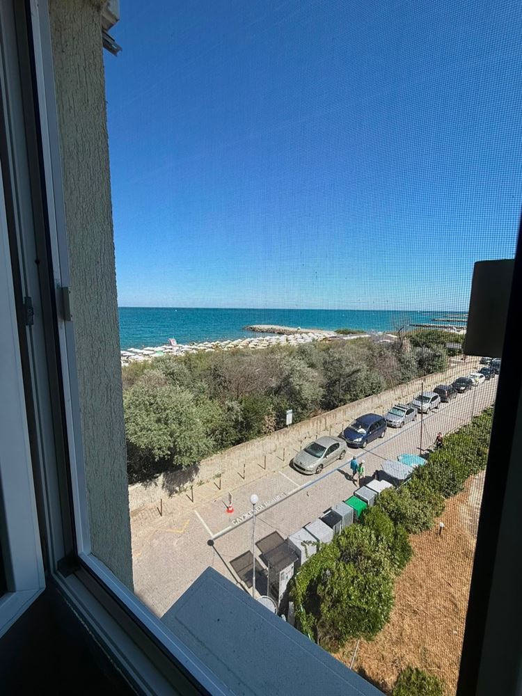 Direkter Meerblick – großzügige 2-Zimmer-Wohnung in erster Meereslinie in Pomorie