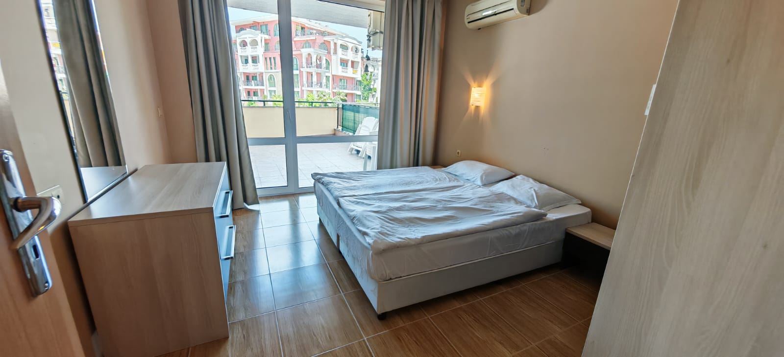 Drei-Zimmer-Wohnung 200 m vom Meer entfernt in Sveti Vlas mit zwei Terrassen und teilweise Meerblick