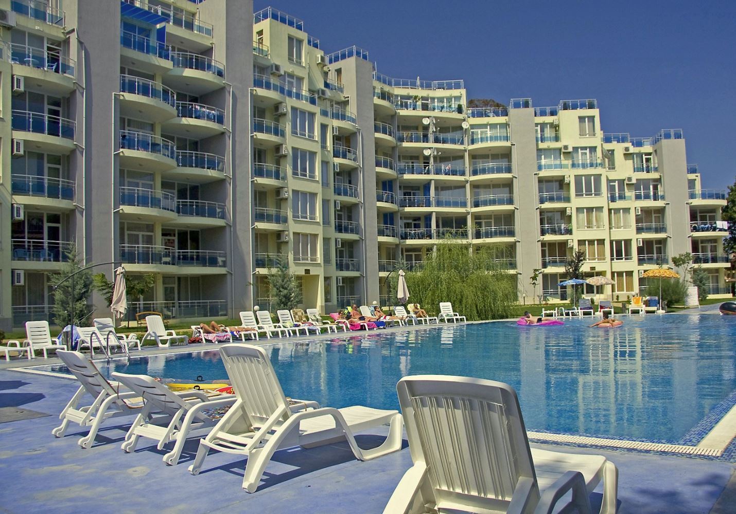 Sonniges und großzügiges Studio mit Meerblick in Ravda – 100 m vom Strand entfernt, in einer gepflegten Anlage mit Pool und Grünflächen
