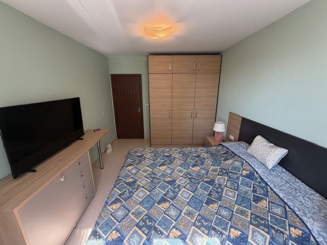 Geräumiges Appartment mit zwei Schlafzimmern in erster Meereslinie mit frontalem Panoramablick auf das Meer