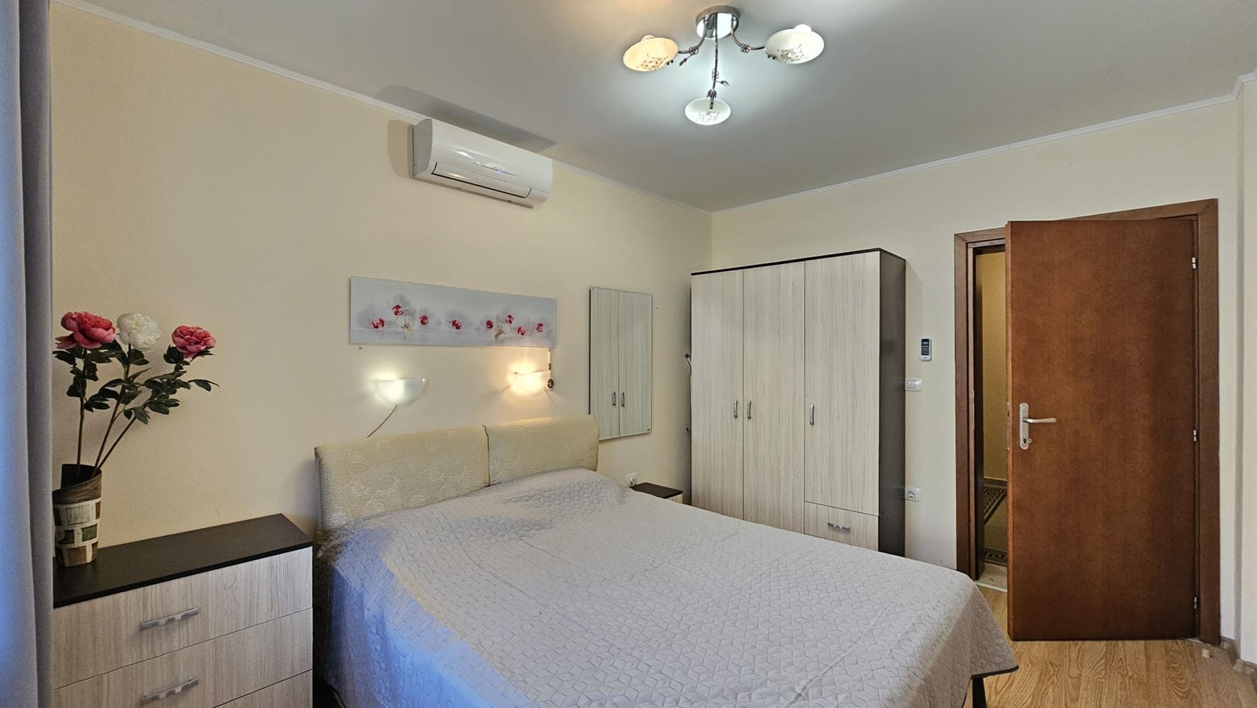 Geräumige 3-Zimmer-Wohnung in erster Meereslinie mit Privatstrand in Sveti Vlas
