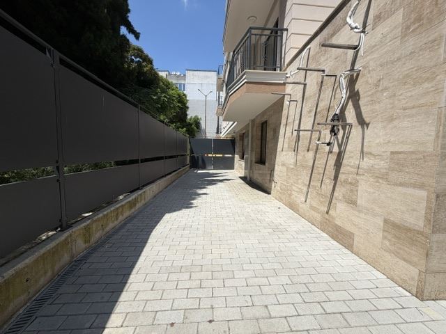 Drei-Zimmer-Wohnung mit zwei Schlafzimmern, eigenem Garten und zwei Stellplätzen in einem neuen Luxusgebäude im Herzen von Burgas