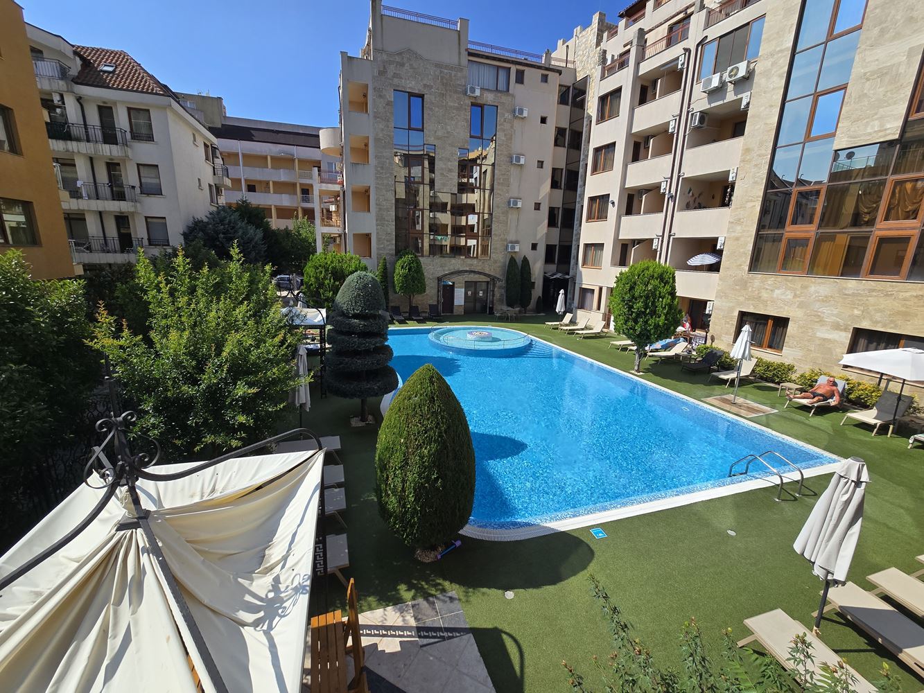 3-Zimmer-Wohnung mit luxuriöser Renovierung in Sonnenstrand – Blick auf den Pool und Möglichkeit zur Ratenzahlung