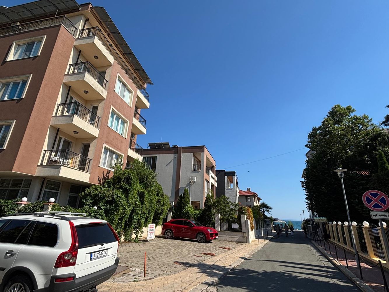 Geräumige Drei-Schlafzimmer-Wohnung mit Panoramablick auf das Meer nur 50 Meter vom Strand entfernt – niedrige Instandhaltungsgebühr!