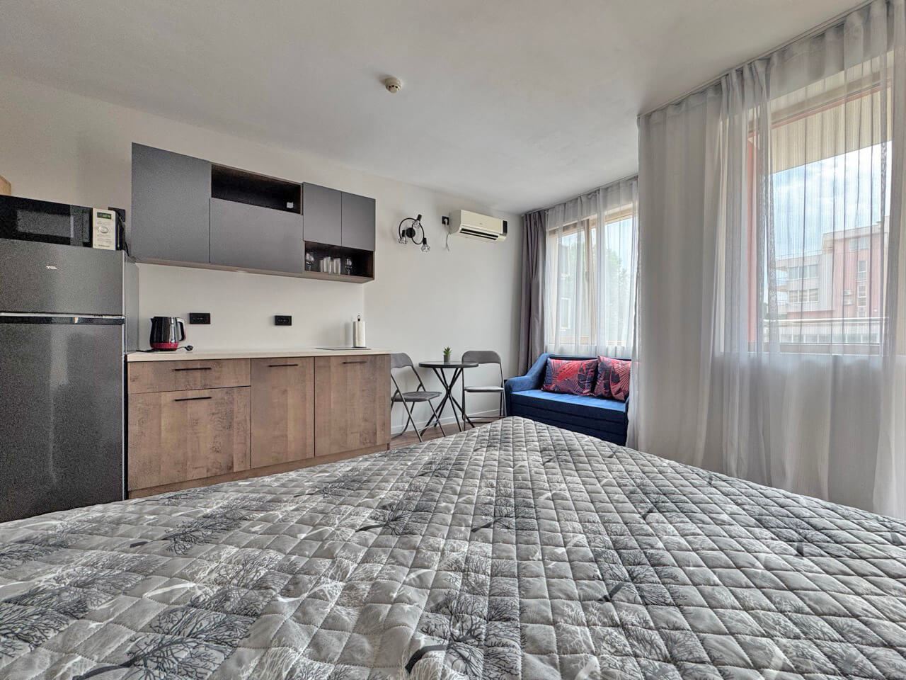 Gemütliches Studio mit Poolblick in einer prestigeträchtigen Anlage an der Grenze zwischen Nessebar und Sonnenstrand