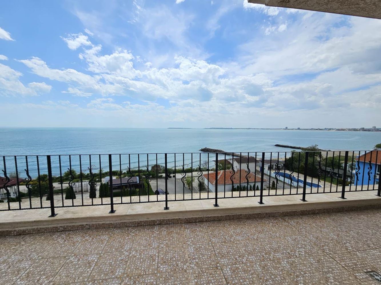 Sveti Vlas – Drei-Zimmer-Wohnung mit direktem Panoramablick auf das Meer in einer Anlage in erster Linie