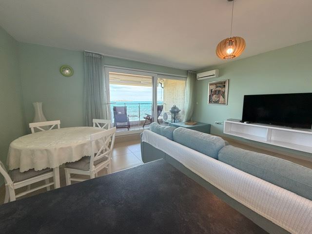 Geräumiges Appartment mit zwei Schlafzimmern in erster Meereslinie mit frontalem Panoramablick auf das Meer
