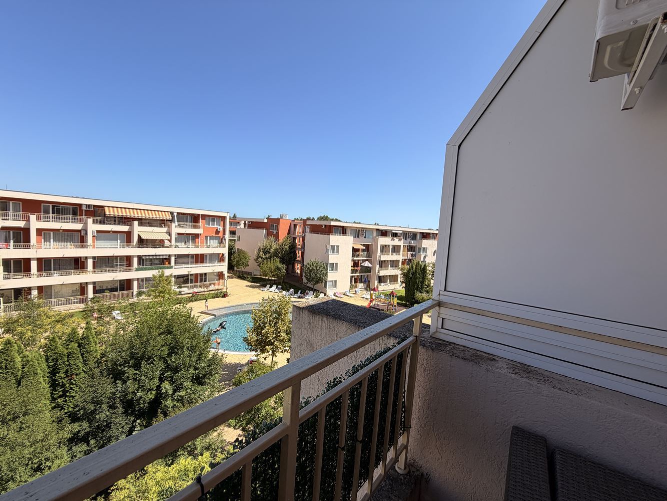 Gemütliche 2-Zimmer-Wohnung in Sonnenstrand – schöner Blick auf den Pool und eine ausgezeichnete Anlage für Erholung und Investition
