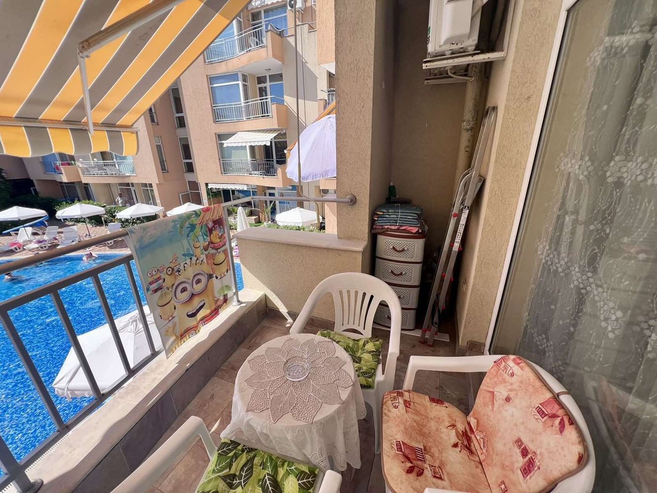 Geräumige Drei-Zimmer-Wohnung mit zwei Schlafzimmern und Blick auf den Pool in Sonnenstrand