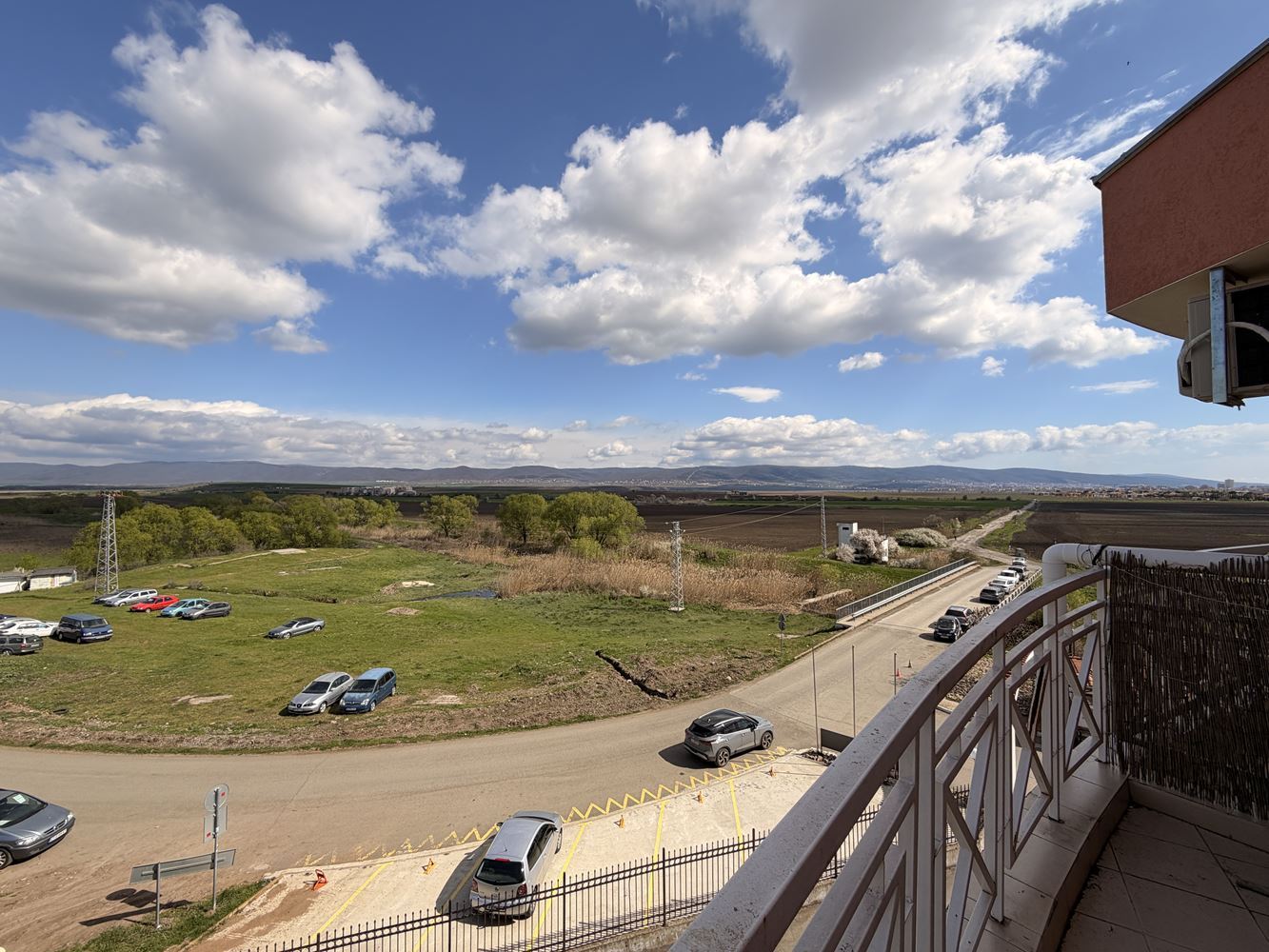 Drei-Zimmer-Wohnung mit Panoramaterrasse am Stadtrand von Sunny Beach – Komfort, Ruhe und Stil