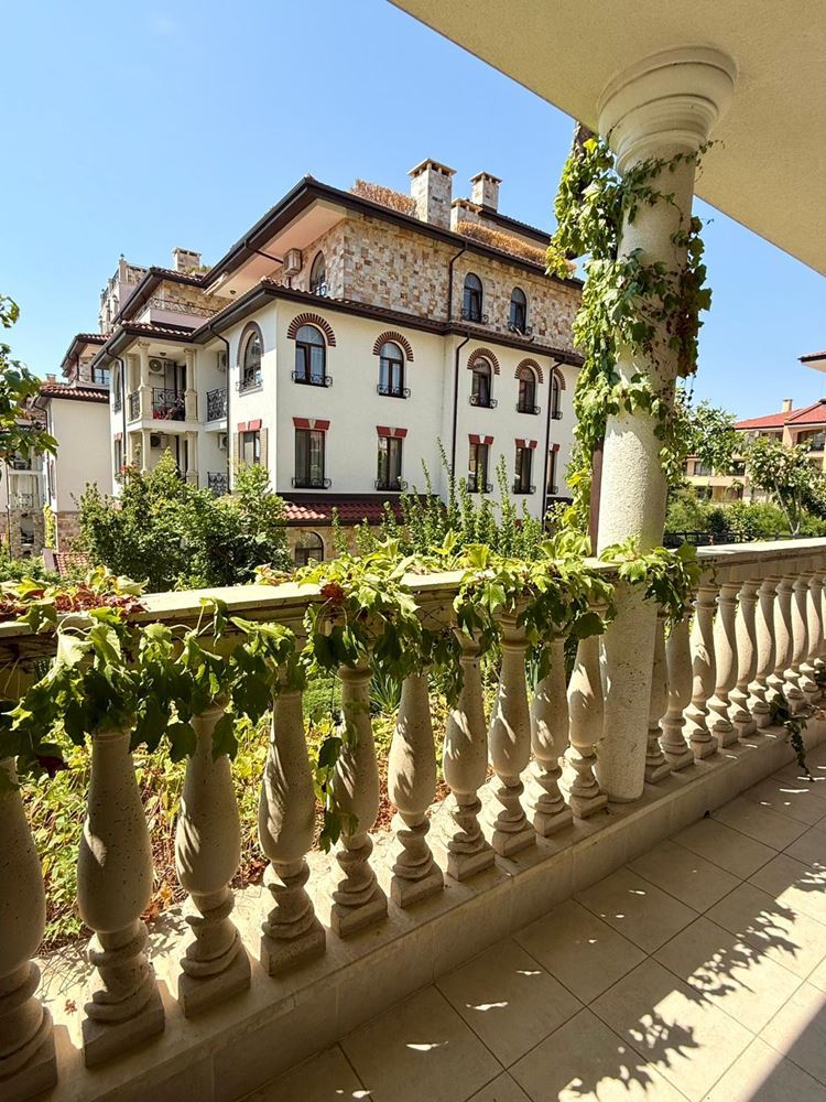 Luxuriöses Maisonette-Apartment mit großzügiger Veranda und Poolblick in Sveti Vlas
