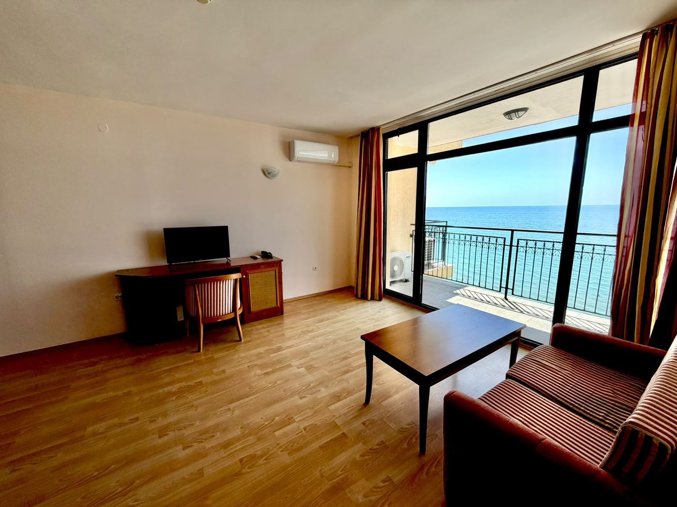 2-Zimmer-Wohnung mit Panoramablick auf das Meer in erster Meereslinie in Sveti Vlas