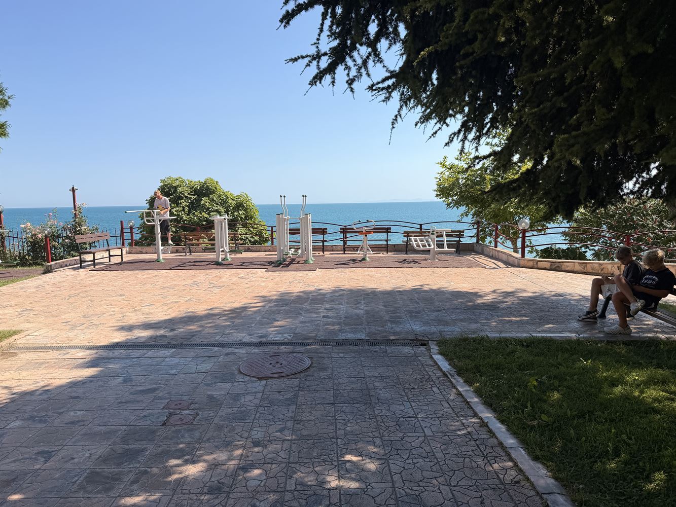 Absolute erste Meereslinie in Sveti Vlas! Geräumige Zweizimmerwohnung mit wunderschönem Meerblick