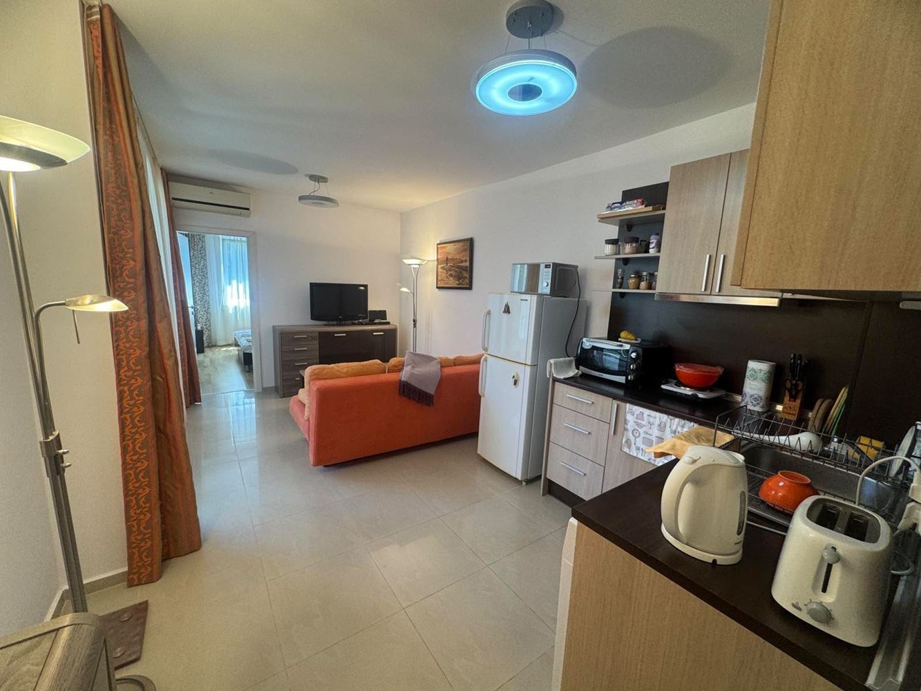 Südlich ausgerichtete 3-Zimmer-Wohnung mit Tiefgaragenstellplatz 200 m vom Meer in Pomorie