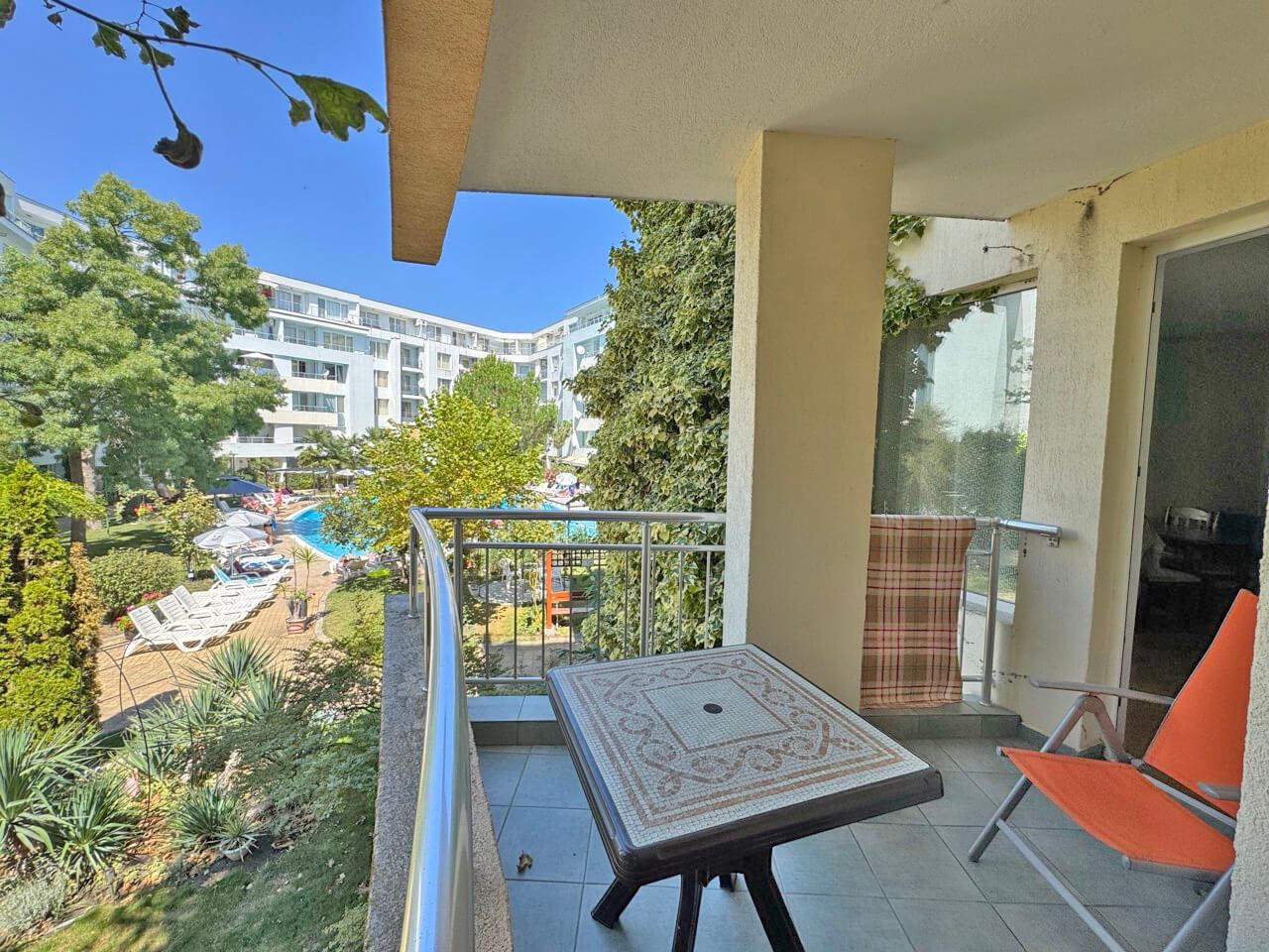 Zweizimmerwohnung mit Blick auf den Pool, 100 m vom Strand in Sonnenstrand
