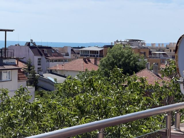 Geräumige Zwei-Zimmer-Wohnung mit Meerblick im Herzen von Sarafowo und der Möglichkeit zum Umbau in eine Drei-Zimmer-Wohnung