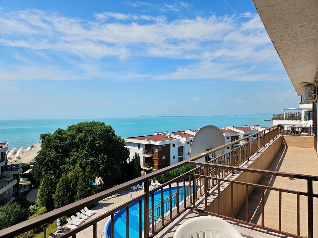 Panorama-Apartment mit zwei Schlafzimmern nur wenige Meter vom Strand entfernt in Elenite mit atemberaubendem Blick auf die Bucht