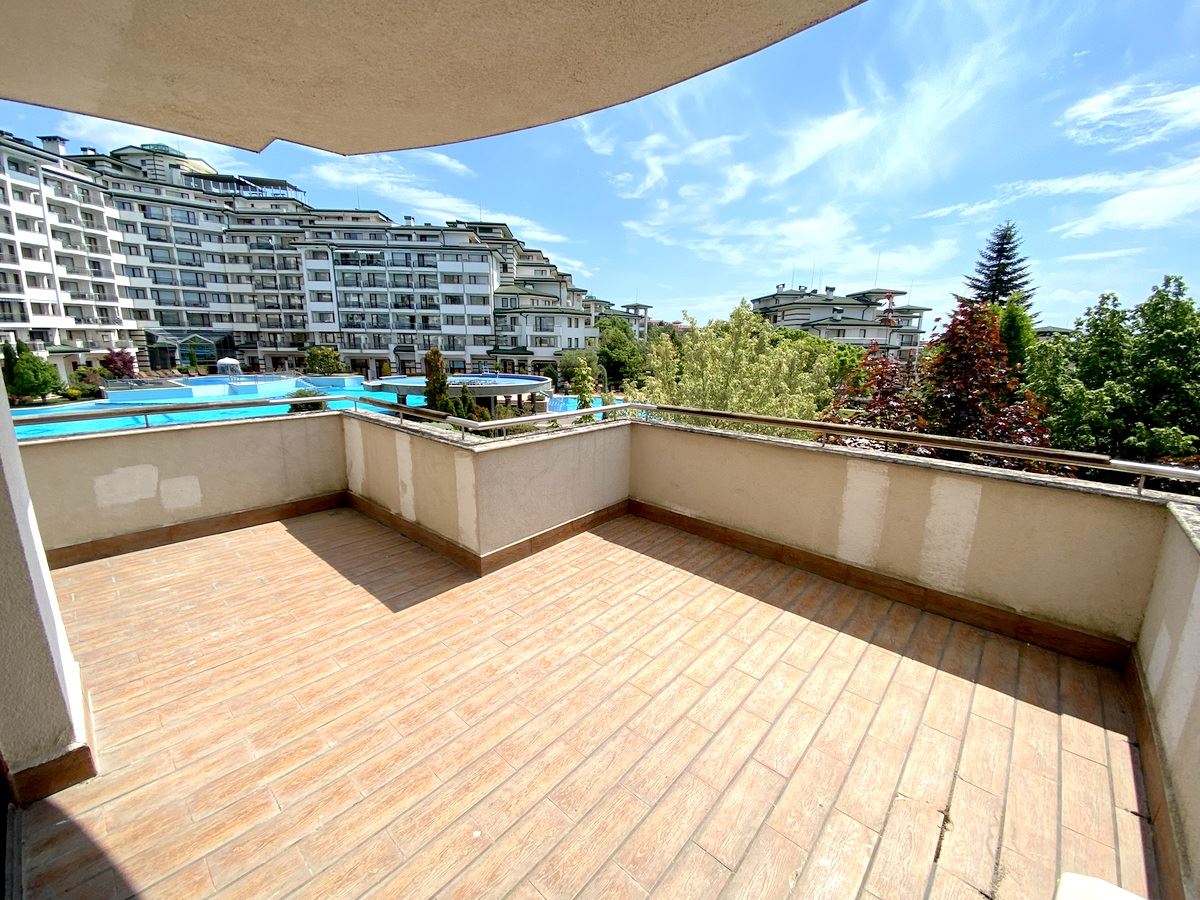 Zwei-Zimmer-Wohnung (mit einem Schlafzimmer) in erster Meereslinie in Ravda – Luxus, Natur und beeindruckender Poolblick