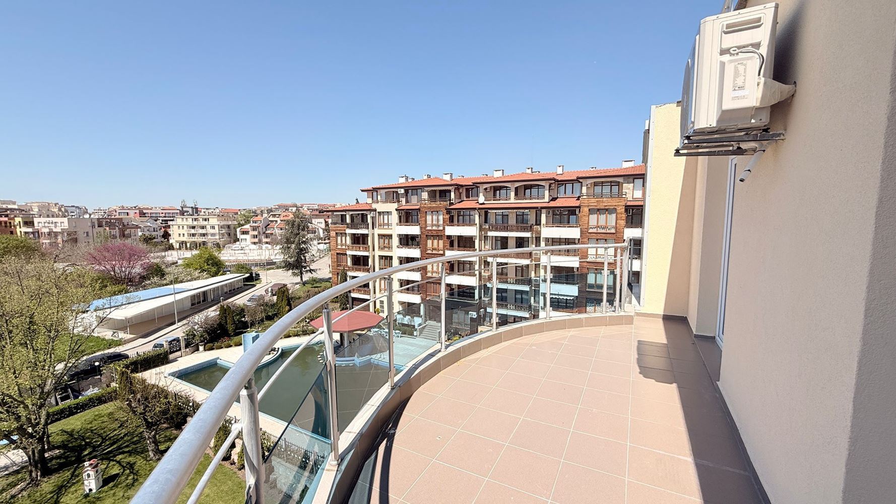 Luxuriöse Wohnung mit drei Schlafzimmern in erster Meereslinie in Ravda – Raum, Prestige und beeindruckendes Meerespanorama