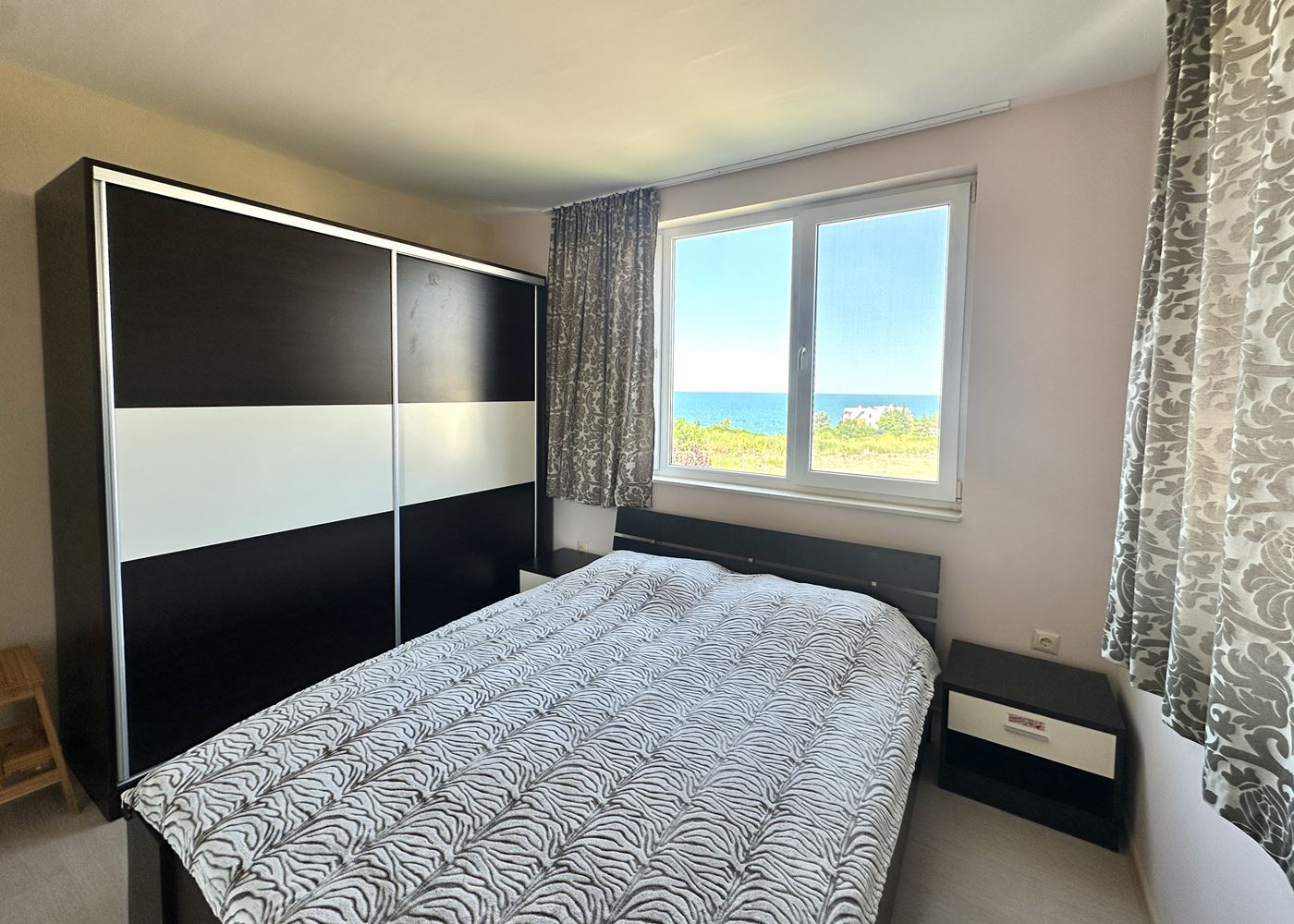 Geräumige 2-Zimmer-Wohnung mit Panoramablick auf das Meer in Tschernomorez – ein bezugsfertiges Zuhause am Meer