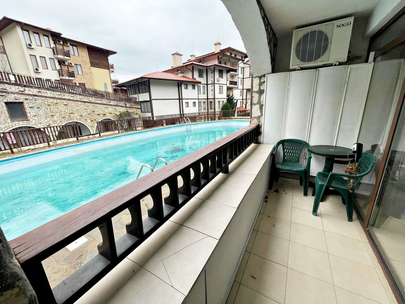 Luxus und Ruhe in erster Meereslinie in Sweti Wlas – großzügige 2-Zimmer-Wohnung mit Blick auf den Pool