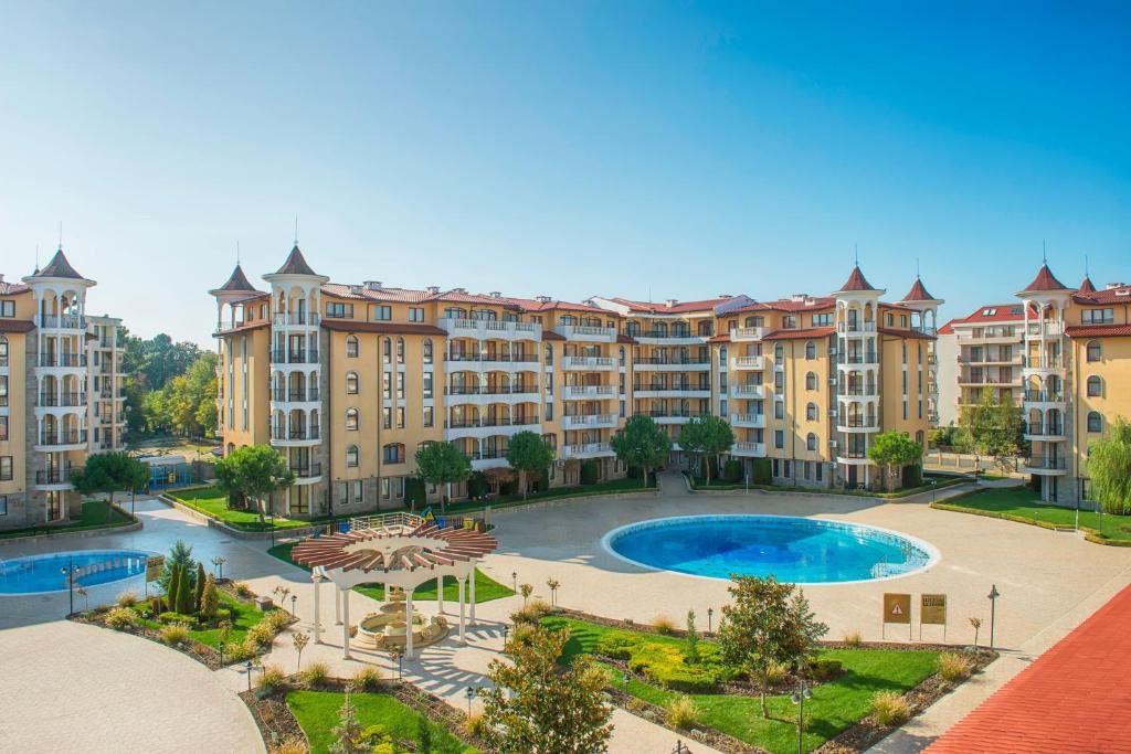 Panorama-2-Zimmer-Wohnung in einer Anlage mit Pools, SPA und einem riesigen grünen Garten in Sonnenstrand