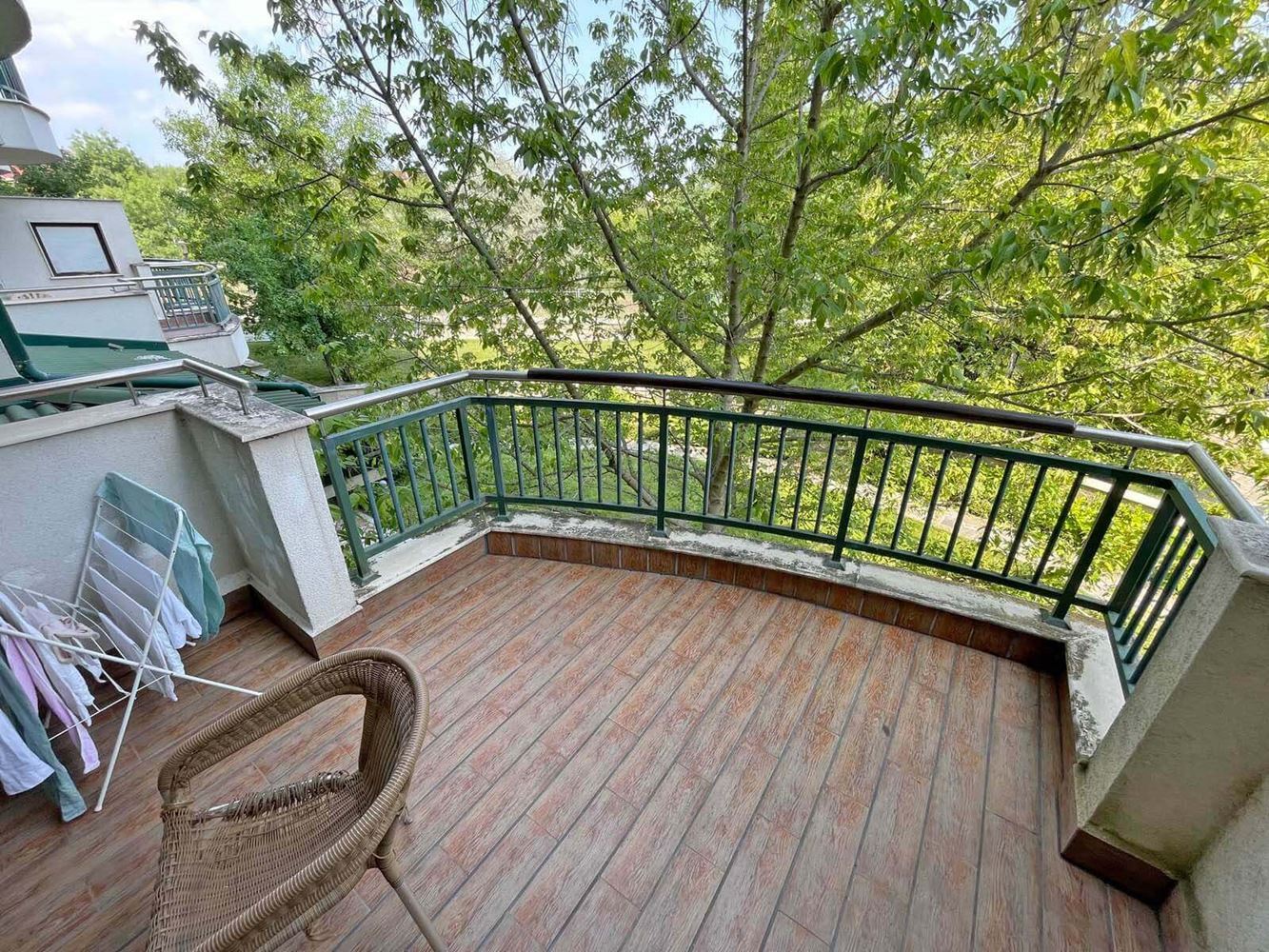 Hoher Standard und vielfältige Annehmlichkeiten – Hervorragende Zwei-Zimmer-Wohnung in einem Luxuskomplex direkt am Meer in Ravda