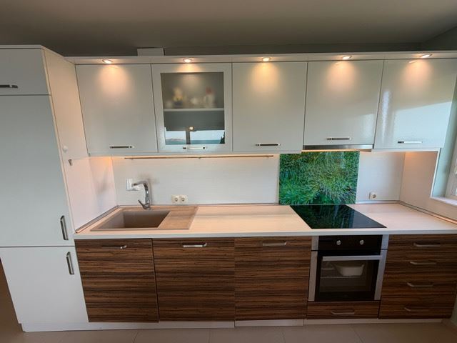 Geräumiges Appartment mit zwei Schlafzimmern in erster Meereslinie mit frontalem Panoramablick auf das Meer