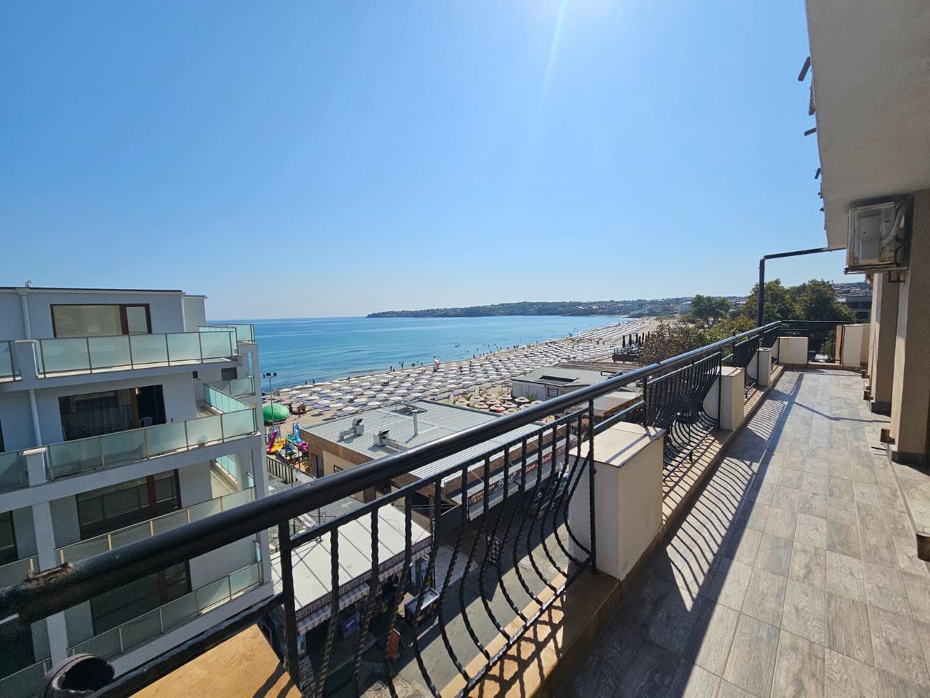 Geräumige Drei-Zimmer-Wohnung in erster Meereslinie in Sozopol mit einzigartiger Panoramaterrasse