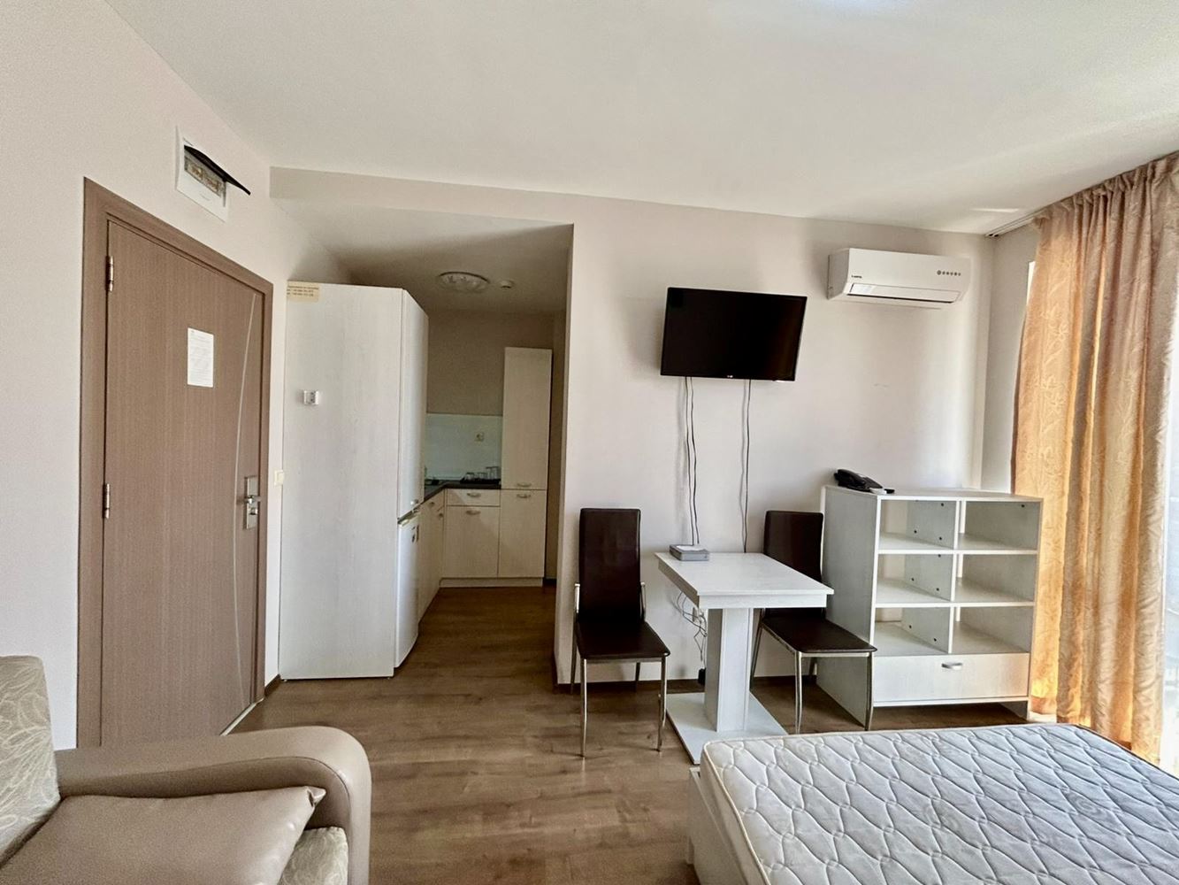 Helles und gemütliches Studio mit Blick auf den schönen Innenbereich – Komfort und Ruhe in einer modernen Anlage