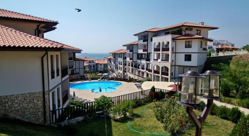 Wohnung in erster Meereslinie in Sveti Vlas – stilvolle Immobilie am Strand und am Yachthafen „Marina Dinevi“