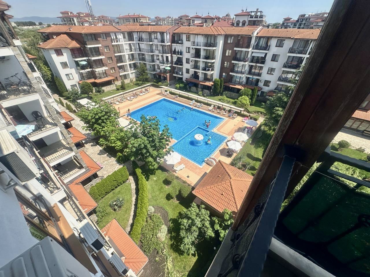 Geräumige Zweizimmerwohnung mit Blick auf den begrünten Innenhof in Nessebar