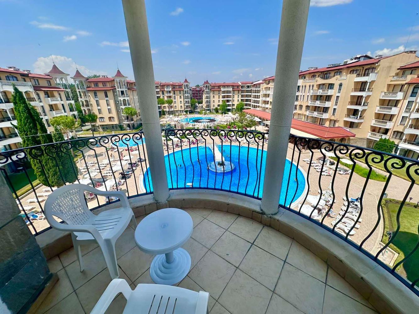 Einzigartige 2-Zimmer-Wohnung mit Balkon und Poolblick in einer prestigeträchtigen Anlage in Sonnenstrand